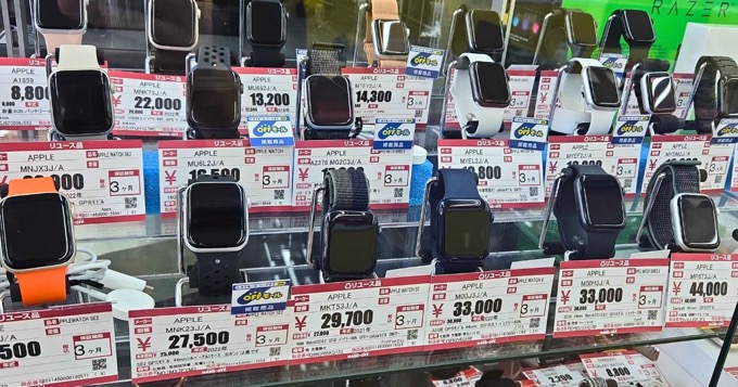 ショーケースの商品を引きで撮り、値札がたくさん小さく写った写真